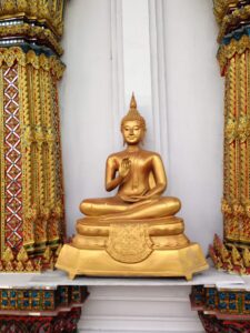 Buddha Statue in einem Tempel in der Altstadt von Bangkok