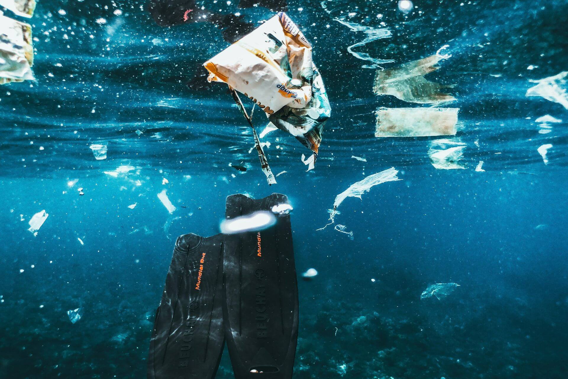 Plastikmuell im Wasser auf Bali Plastikmüll im Wasser auf Bali