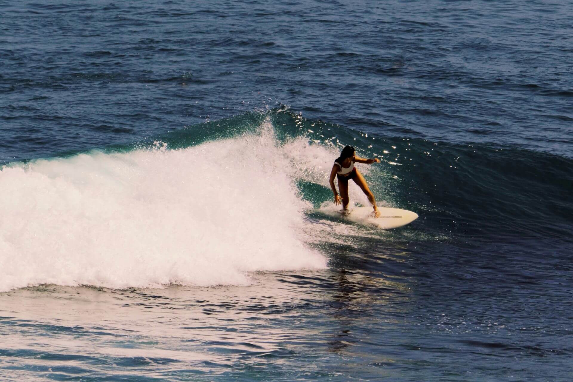 Surfer Girl auf Bali Trockenzeit Surfer Girl auf Bali Trockenzeit