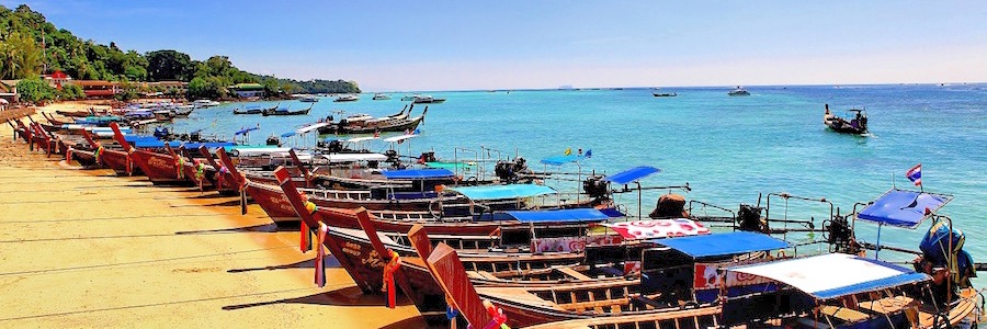 Tonsai Bay Koh Phi Phi Longtail Boote Strand
