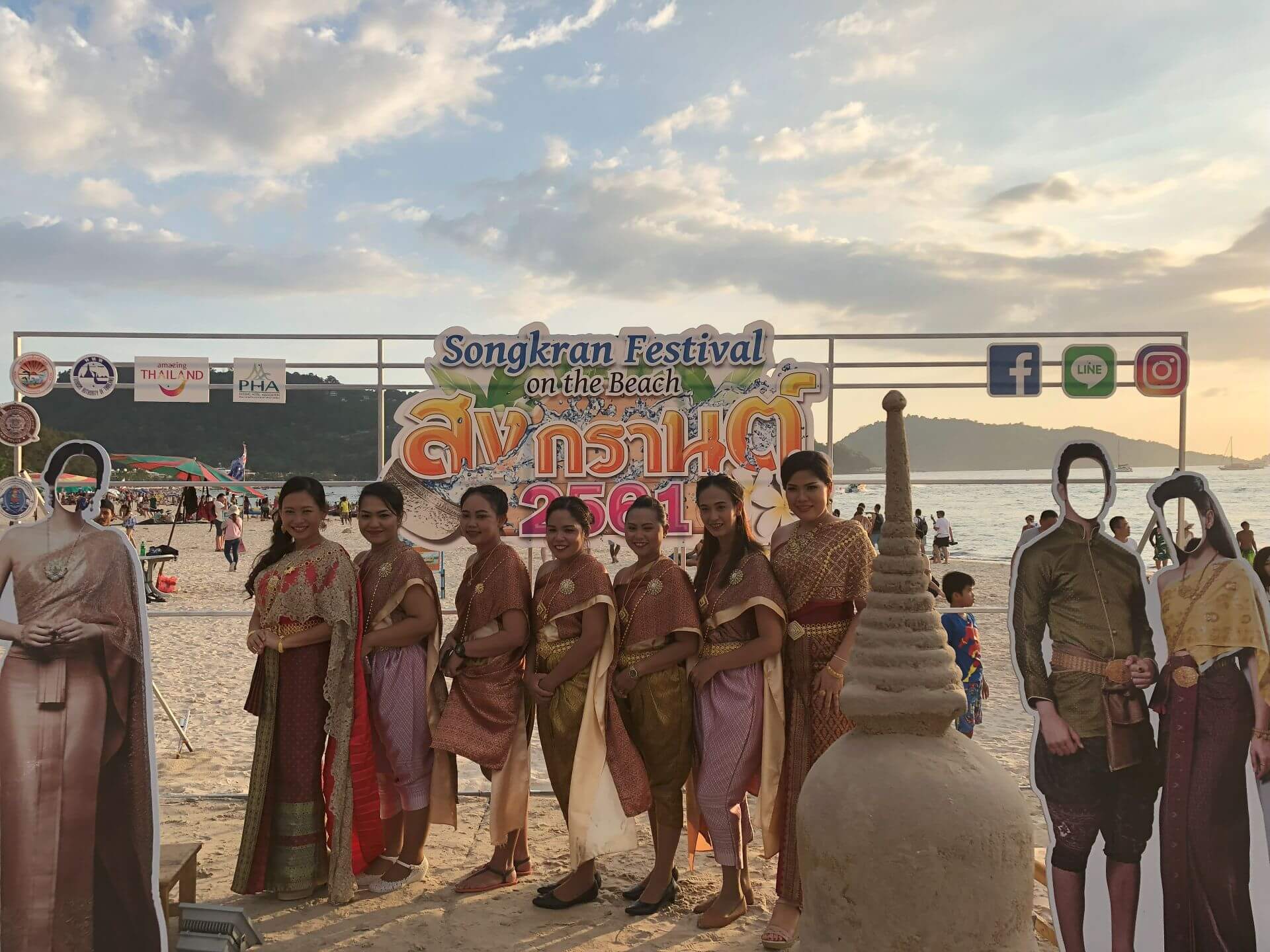 Songkran Zeremonie am Patong Beach Phuket Songkran Zeremonie am Patong Beach Phuket