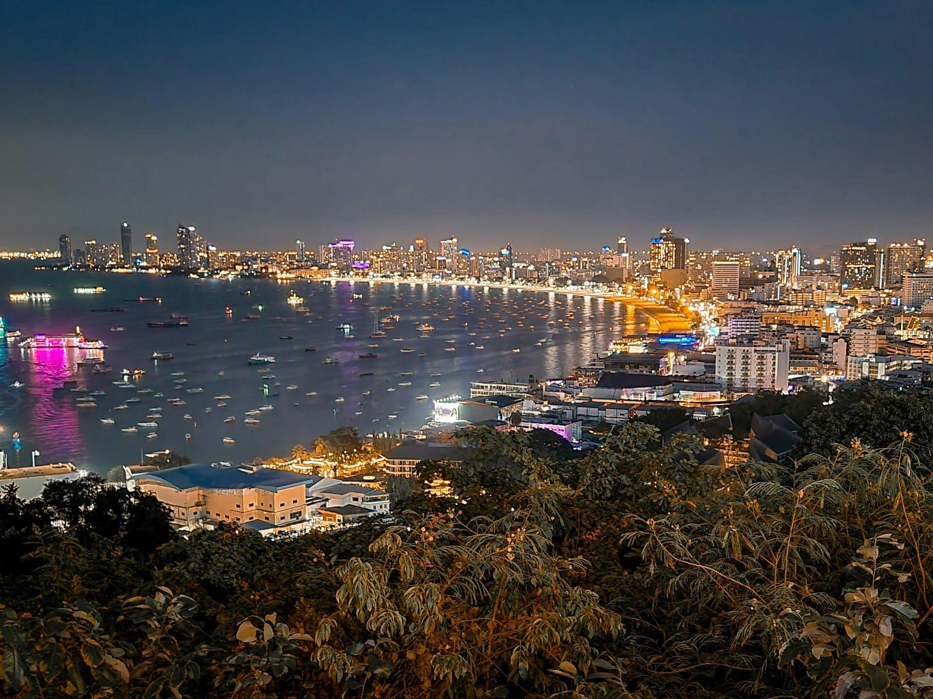 Bucht von Pattaya bei Nacht