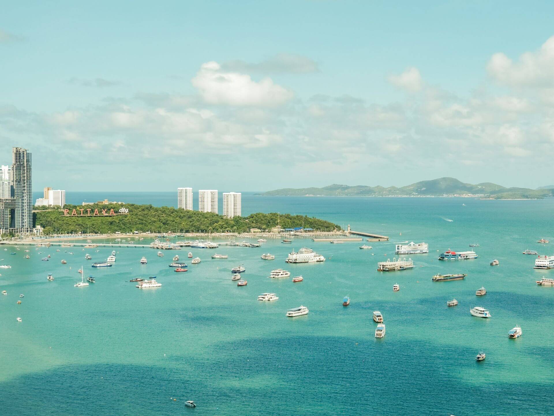 Bucht von Pattaya und Bali Hai Leuchtturm und Pier