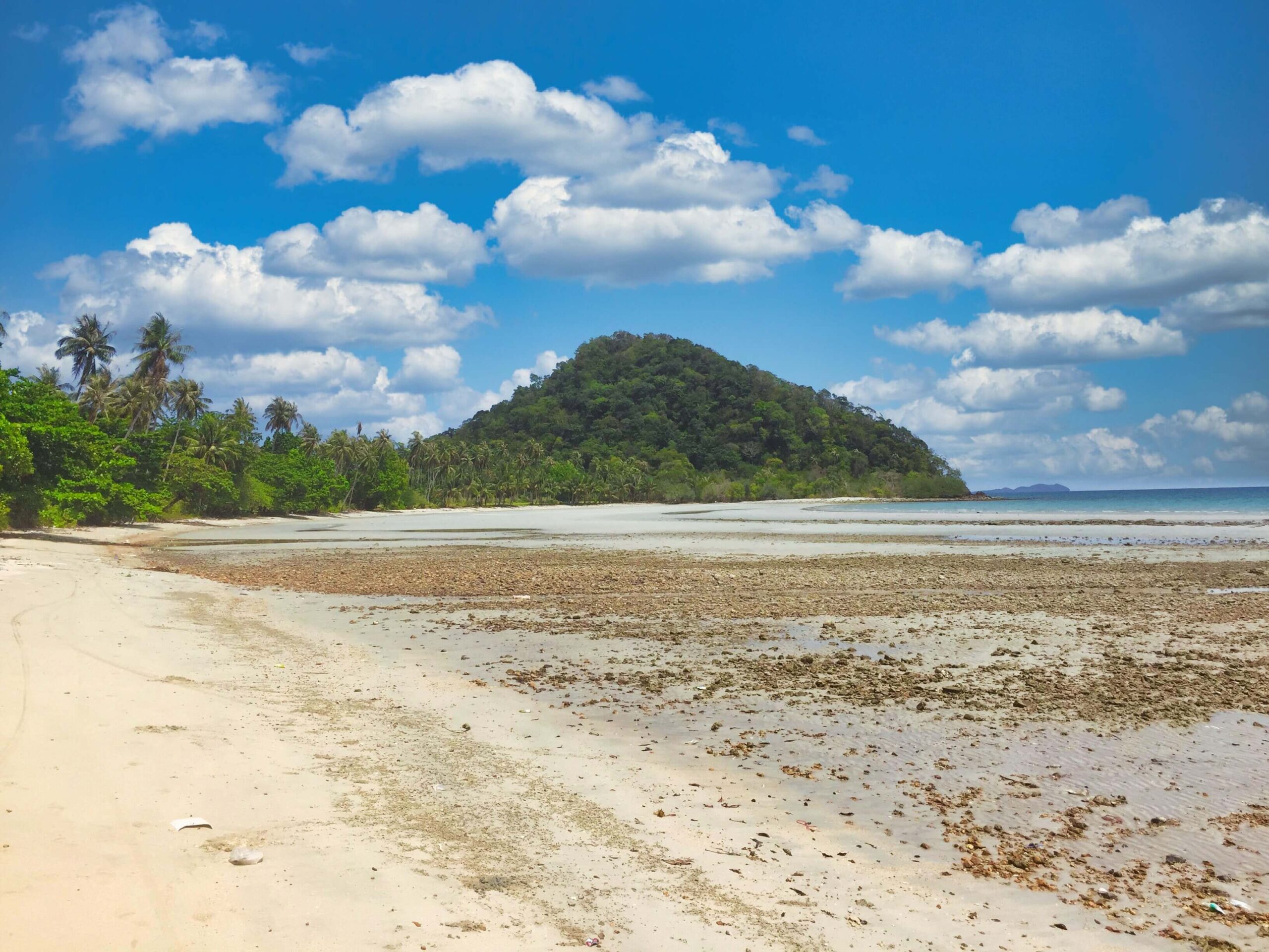 Long Beach Koh Chang bei Ebbe