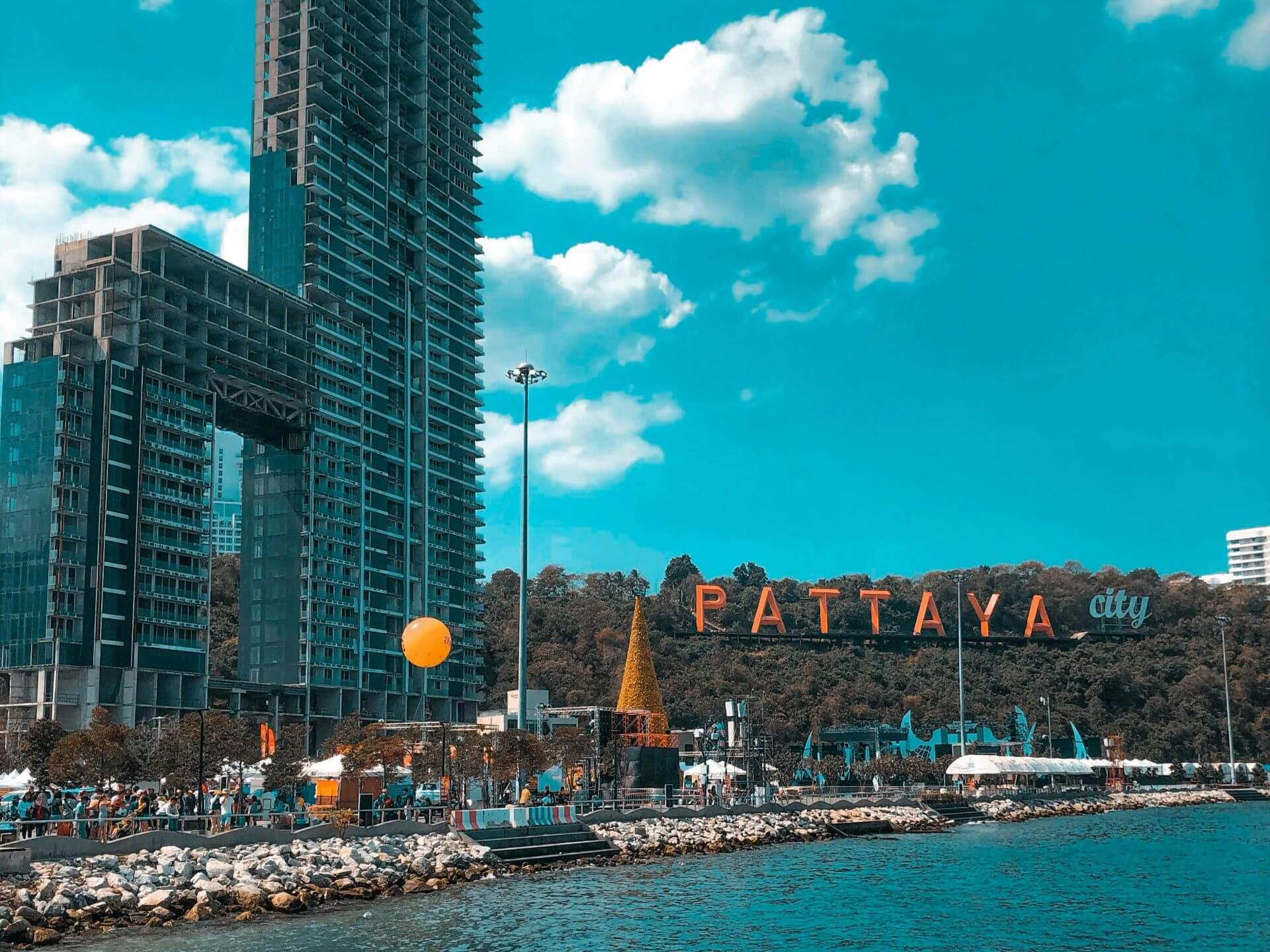 Pattaya Schild und Phratamnak Hill