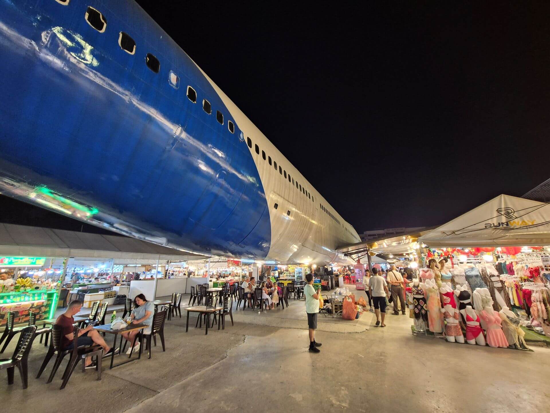 Runway 88 Night Market Pattaya Flugzeug