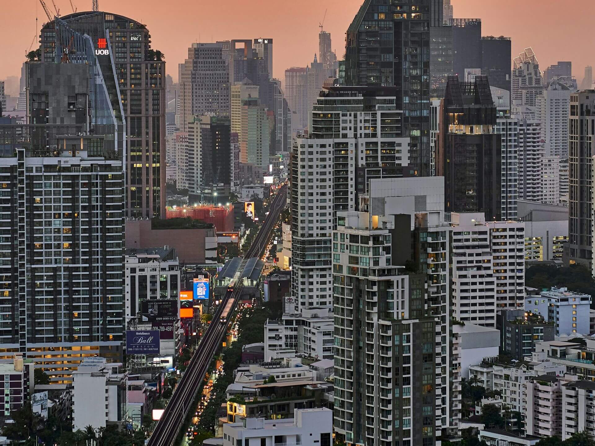 Sukhumvit Road Bangkok am Abend