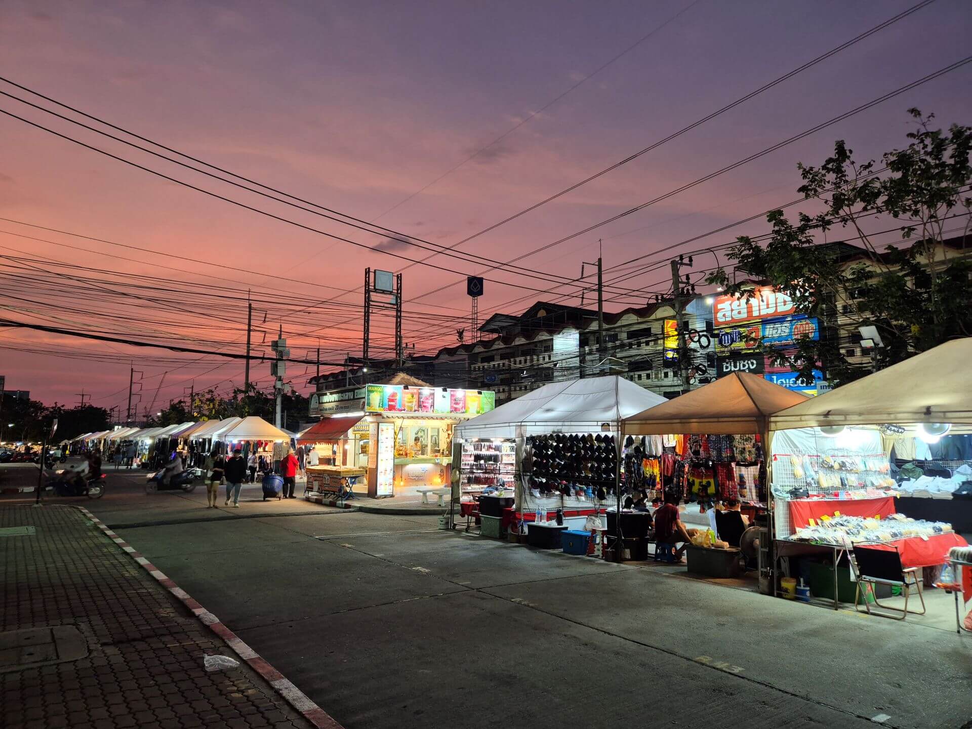 Thepprasit Night Market Pattaya am Abend