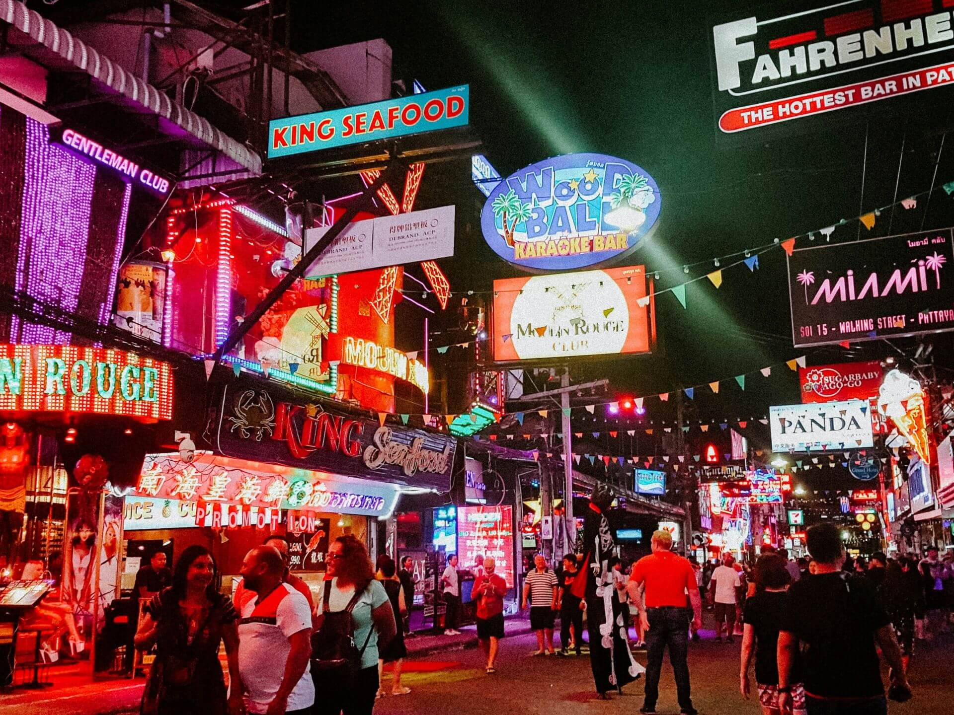 Walking Street Pattaya am Abend