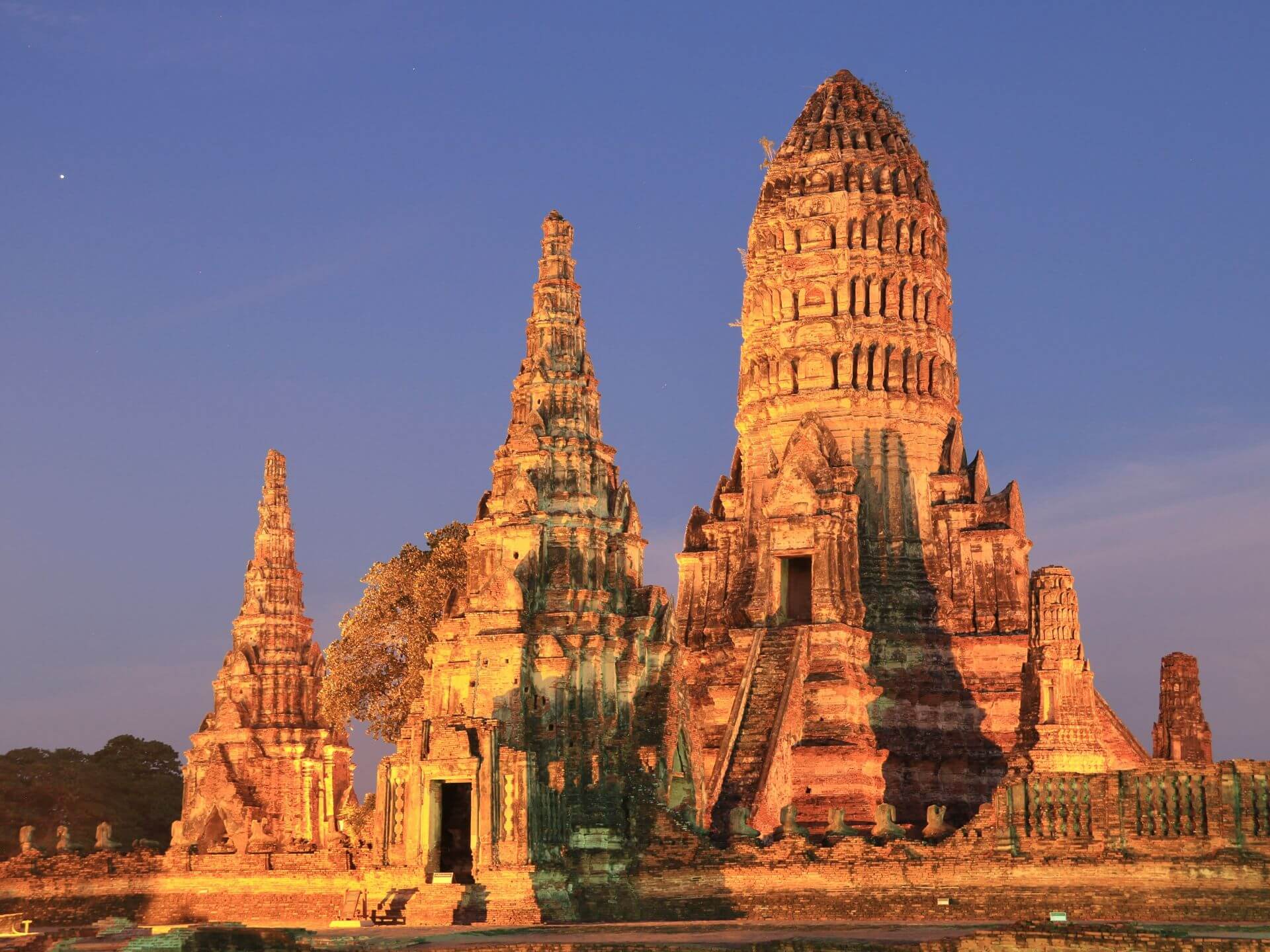 Tempelanlage in Ayutthaya am Abend Tempelanlage in Ayutthaya am Abend