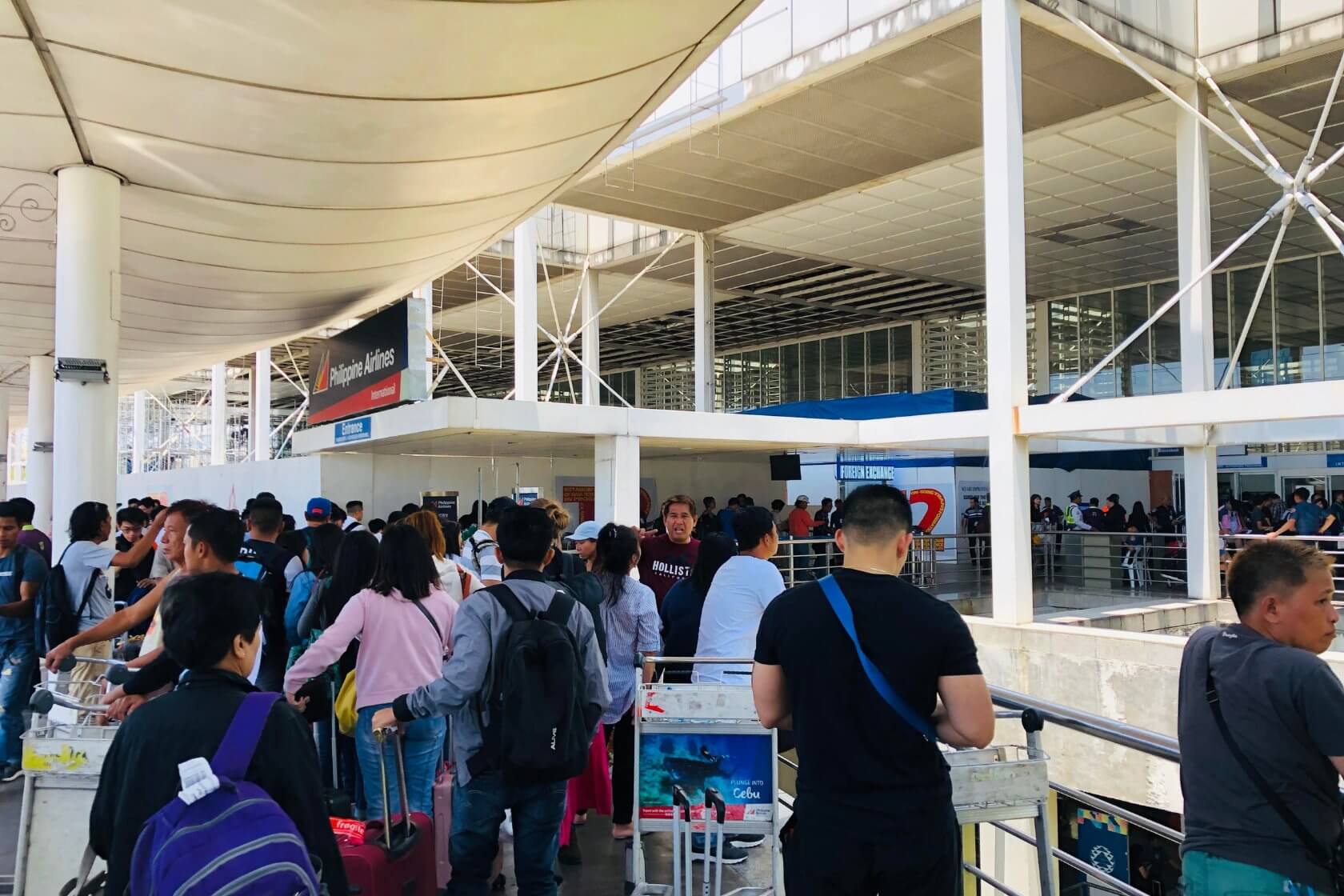 Flughafen Manila Menschenmenge