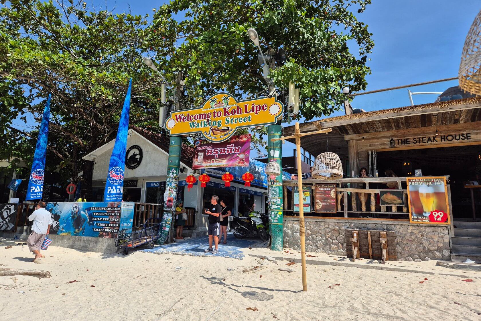 Eingang Koh Lipe Walking Street am Tag Eingang Koh Lipe Walking Street am Tag